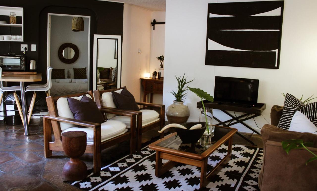 Alluring Self Catering 2 Bedroom Villa At Bokmakierie Villas ウィントフーク エクステリア 写真